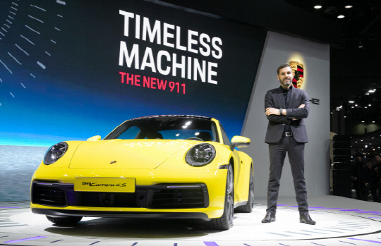 포르쉐가 28일 경기도 고양 킨텍스에서 열린 2019 서울모터쇼 미디어 공개 행사에서 8세대 신형 911을 공개했다. 사진은 마이클 키르쉬 포르쉐코리아 대표가 차량과 함께 포즈를 취하고 있는 모습. 박동욱기자 fufus@